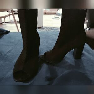 Mossimo ankle height boots / size 6 1/2